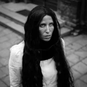 Czarne stokrotki - galeria zdjęć - filmweb