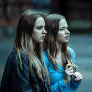 Czarne stokrotki - galeria zdjęć - filmweb