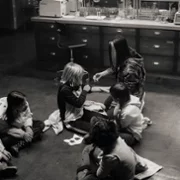 Czarne stokrotki - galeria zdjęć - filmweb