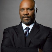 Robert Wisdom w Happy Town
