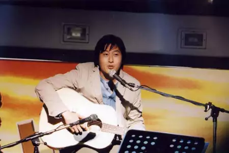 Eo-di-seon-ga Noo-goon-ga-e Moo-seun Il-i Saeng-gi-myeon Teul-lim-eobs-i Na-ta-nan-da Hong-ban-jang - galeria zdjęć - filmweb