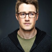 Robert Buckley w 666 Park Avenue
