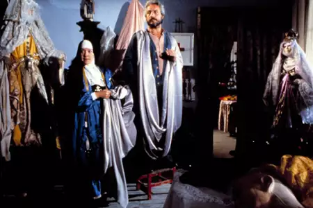 Pośr&oacute;d ciemności - galeria zdjęć - filmweb