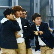 Wang-gwan-eul sseu-ryeo-neun-ja, geu-moo-ge-reul gyeon-dyeo-ra - sang-sok-ja-deul - galeria zdjęć - filmweb