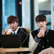 Wangkwoneul sseuryeoneunja, keumugyeruel kyeondyeora - Sangsokjadeul - galeria zdjęć - filmweb