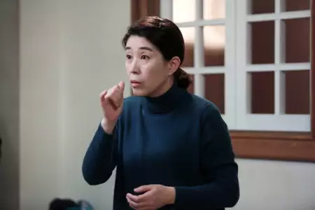 Wang-gwan-eul sseu-ryeo-neun-ja, geu-moo-ge-reul gyeon-dyeo-ra - sang-sok-ja-deul - galeria zdjęć - filmweb