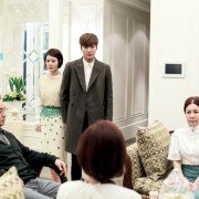 Wangkwoneul sseuryeoneunja, keumugyeruel kyeondyeora - Sangsokjadeul - galeria zdjęć - filmweb