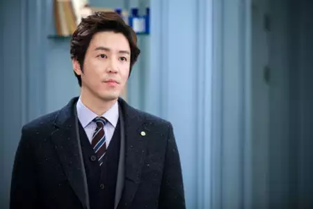 Wang-gwan-eul sseu-ryeo-neun-ja, geu-moo-ge-reul gyeon-dyeo-ra - sang-sok-ja-deul - galeria zdjęć - filmweb