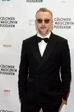 Człowiek z magicznym pudełkiem - galeria zdjęć - filmweb