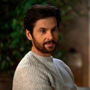 Tom Riley w Kobieta z domu naprzeciwko dziewczyny w oknie