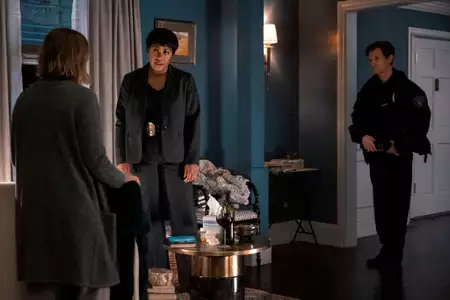 Kobieta z domu naprzeciwko dziewczyny w oknie - galeria zdjęć - filmweb