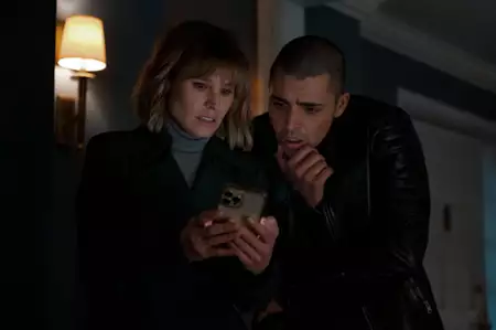 Kobieta z domu naprzeciwko dziewczyny w oknie - galeria zdjęć - filmweb