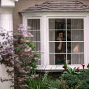 Kobieta z domu naprzeciwko dziewczyny w oknie - galeria zdjęć - filmweb