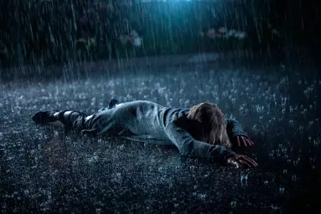 Kobieta z domu naprzeciwko dziewczyny w oknie - galeria zdjęć - filmweb