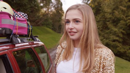 Sezon 1 Odcinek 1 Nowa dziewczyna