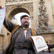 Gazeciarz przed Porte St. Denis