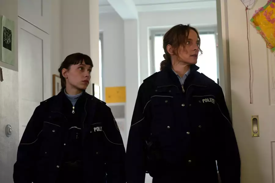 Po obu stronach otchłani - galeria zdjęć - filmweb