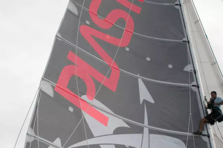 "Plastiki" – łódź z 12 tysięcy plastikowych butelek - galeria zdjęć - filmweb