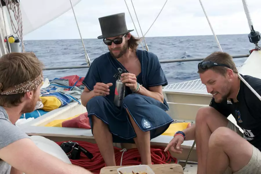 "Plastiki" – łódź z 12 tysięcy plastikowych butelek - galeria zdjęć - filmweb