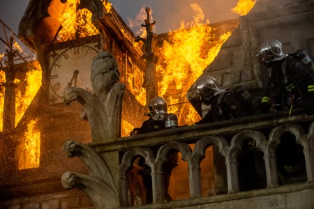 Notre Dame płonie - galeria zdjęć - filmweb