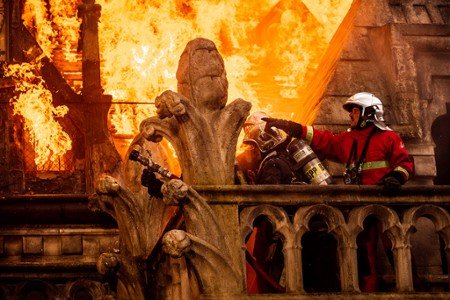 Notre Dame płonie - galeria zdjęć - filmweb