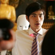 Do-won Park, mężczyzna naprawiający robota &quot;Creation of Heaven&quot;