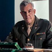 Danny Huston w Za rzekę, w cień drzew