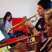 Hannah wchodzi po schodach - galeria zdjęć - filmweb