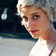 Hannah wchodzi po schodach - galeria zdjęć - filmweb