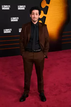 Kompletnie nieznany - galeria zdjęć - filmweb