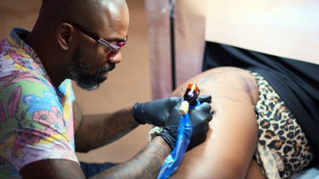Przerabianie tatuaży - galeria zdjęć - filmweb