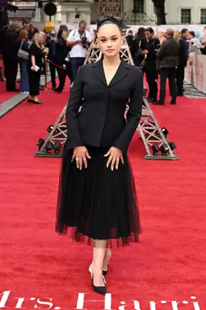 Paryż pani Harris - galeria zdjęć - filmweb