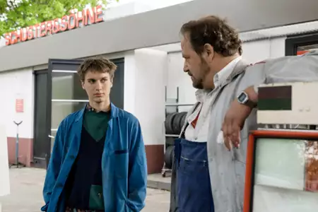 Almost Fly - galeria zdjęć - filmweb