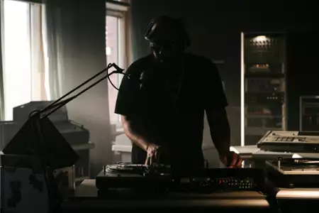 Almost Fly - galeria zdjęć - filmweb