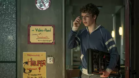 Almost Fly - galeria zdjęć - filmweb