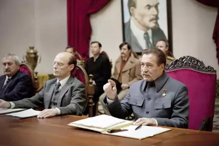 Stulatek, kt&oacute;ry wyskoczył przez okno i zniknął - galeria zdjęć - filmweb