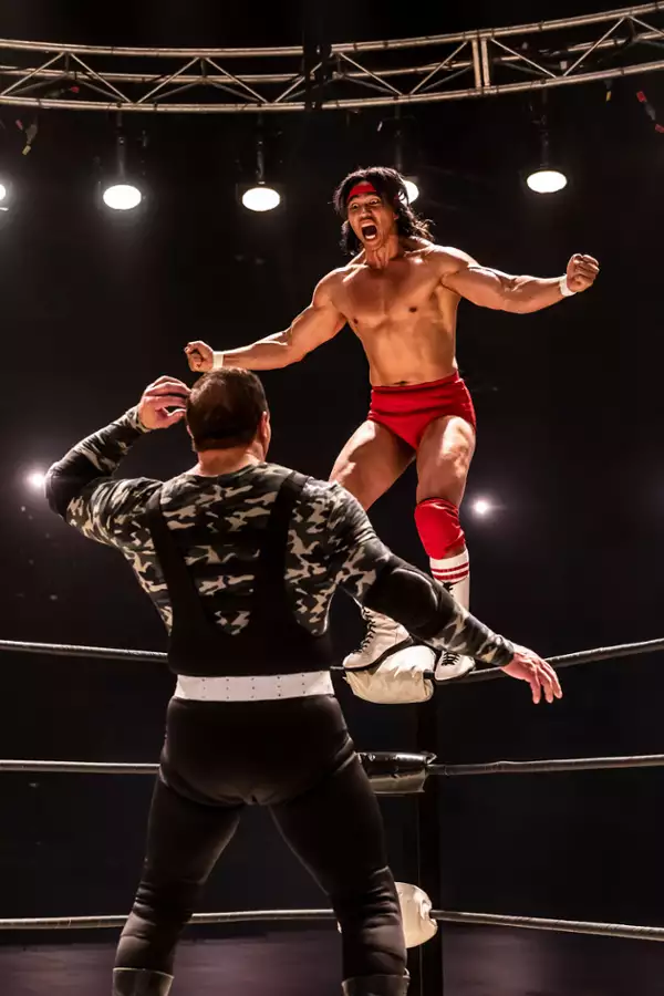 Młody The Rock - galeria zdjęć - filmweb