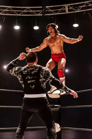 Młody The Rock - galeria zdjęć - filmweb