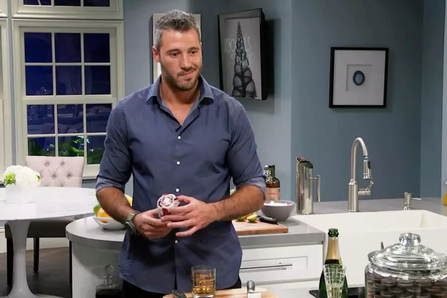 Kocktails with Khlo&eacute; - galeria zdjęć - filmweb