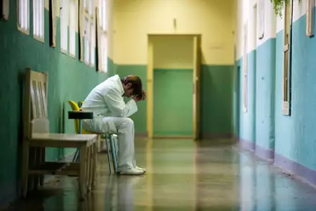 Hodinu nevíš... - galeria zdjęć - filmweb
