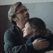 Pod szarym niebem - galeria zdjęć - filmweb