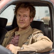 Alfie Allen w Atomic