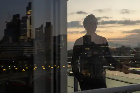 Nocny recepcjonista - galeria zdjęć - filmweb