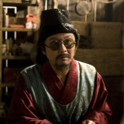 Mężczyzna w kolorowych okularach