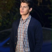 Gregg Sulkin w Słodkie kłamstewka
