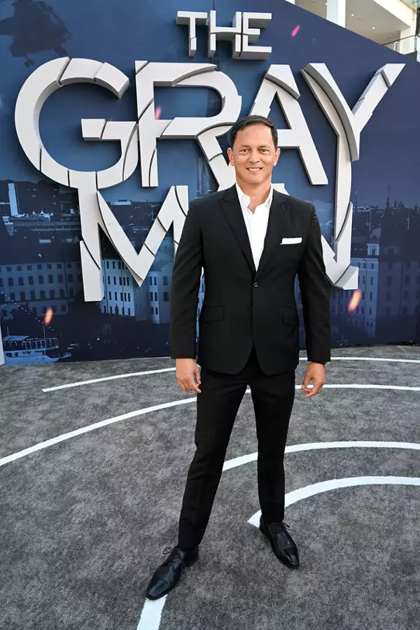 Gray Man - galeria zdjęć - filmweb