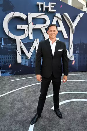 Gray Man - galeria zdjęć - filmweb