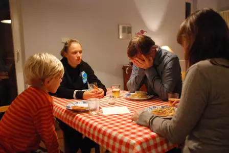 W p&oacute;ł drogi - galeria zdjęć - filmweb