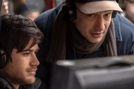 M&oacute;j brat ściga dinozaury - galeria zdjęć - filmweb