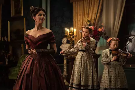 Dickinson - galeria zdjęć - filmweb